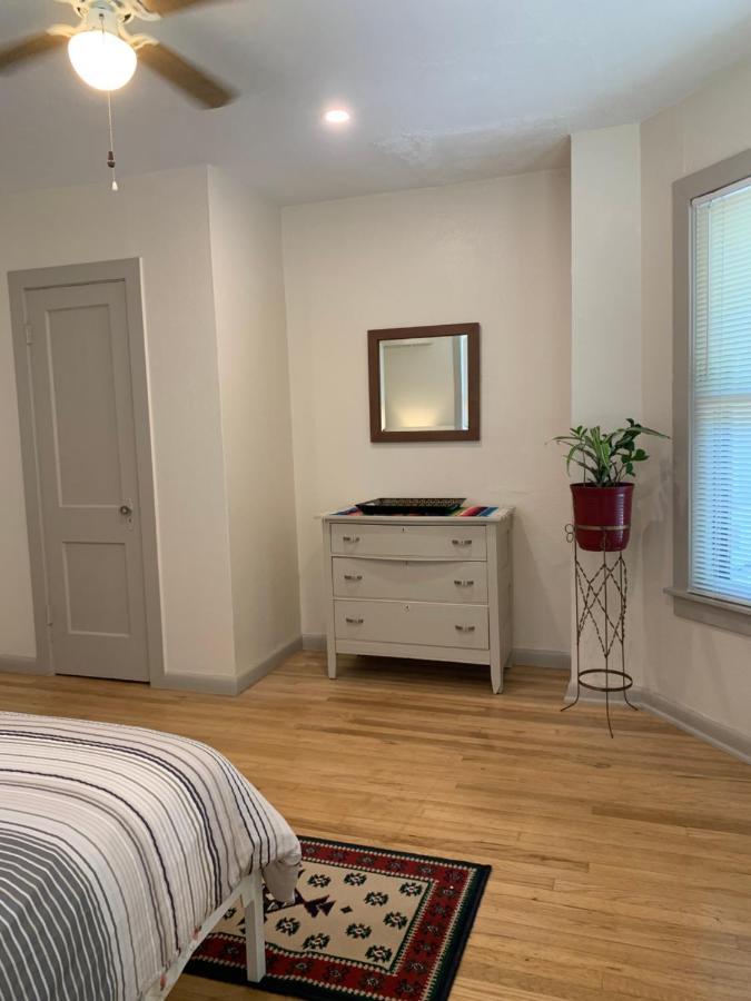 125-#4 Downtown Cozy Upstairs One Bedroom Apt サンアントニオ エクステリア 写真